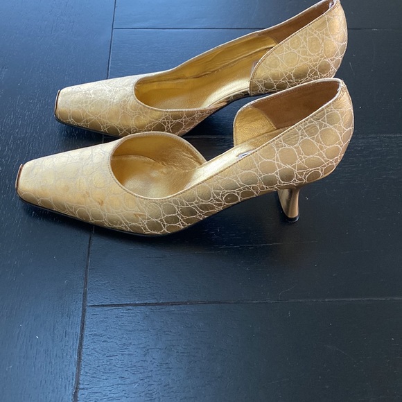 Timothy Hitsman VTG Gold Embossed Heels. Size 6 Medium - Picture 4 of 10